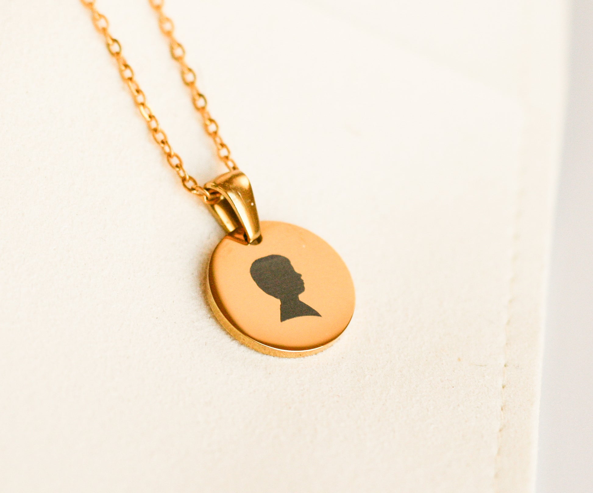 Silhouette Necklace | Yellow Gold Pendant